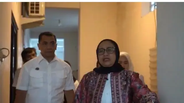 Wakil Kepala Badan Gizi Nasional (BGN) Bidang Komunikasi Publik dan Investigasi, Nanik Sudaryati Deyang saat menyidak dapur SPPG Banyudono, Ponorogo.