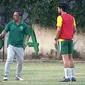 Aryn Williams dalam sesi latihan bersama pelatih Persebaya Surabaya, Aji Santoso. (Bola.com/Aditya Wany)