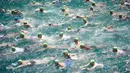 Para peserta memenuhi Danau Zurich saat berpartisipasi dalam perhelatan tahunan di Swiss, 5 Juli 2017. Dalam ajang tersebut, ratusan orang harus bersaing mengarungi Danau Zurich sejauh 1,5 kilometer. (AFP PHOTO / Michael Buholzer)