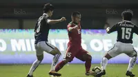 Gelandang Timnas indonesia U-19, Saddil Ramdani, berusaha melewati pemain Kamboja U-19 pada laga persahabatan di Stadion Patriot, Bekasi, Rabu (4/10/2017). Indonesia menang 2-0 atas Kamboja. (Bola.com/Vitalis Yogi Trisna)