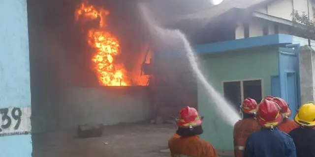 Rumah di Petamburan Terbakar, 75 Petugas Damkar Dikerahkan