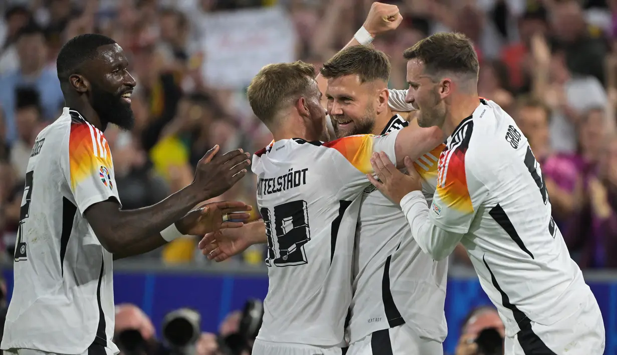 Penyerang Jerman #09 Niclas Fuellkrug (kanan tengah) berselebrasi dengan rekan setimnya setelah mencetak gol ke gawang Skotlandia pada matchday 1 Grup A Euro 2024 di stadion Allianz Arena, Sabtu (15/6/2024). (DAMIEN MEYER / AFP)