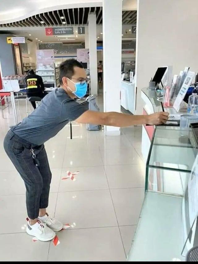 6 Potret Orang Taati Aturan Tanda 'X' Jaga Jarak Ini Kocak Banget