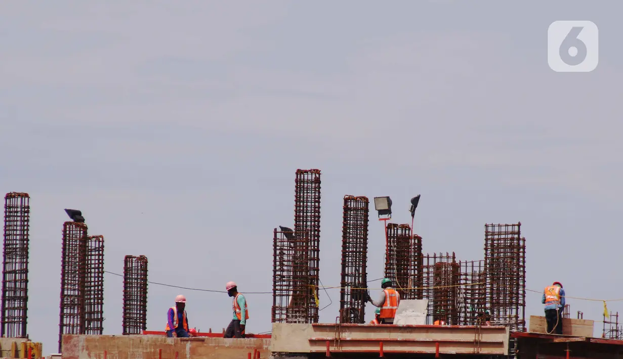 Pekerja menyelesaikan proyek bangunan bertingkat di Jakarta, Kamis (24/2/2022). Menteri Keuangan Sri Mulyani Indrawati akan mengucurkan anggaran Penanganan COVID-19 dan Pemulihan Ekonomi Nasional (PC-PEN) sebesar Rp 455,62 triliun di 2022. (Liputan6.com/Angga Yuniar)