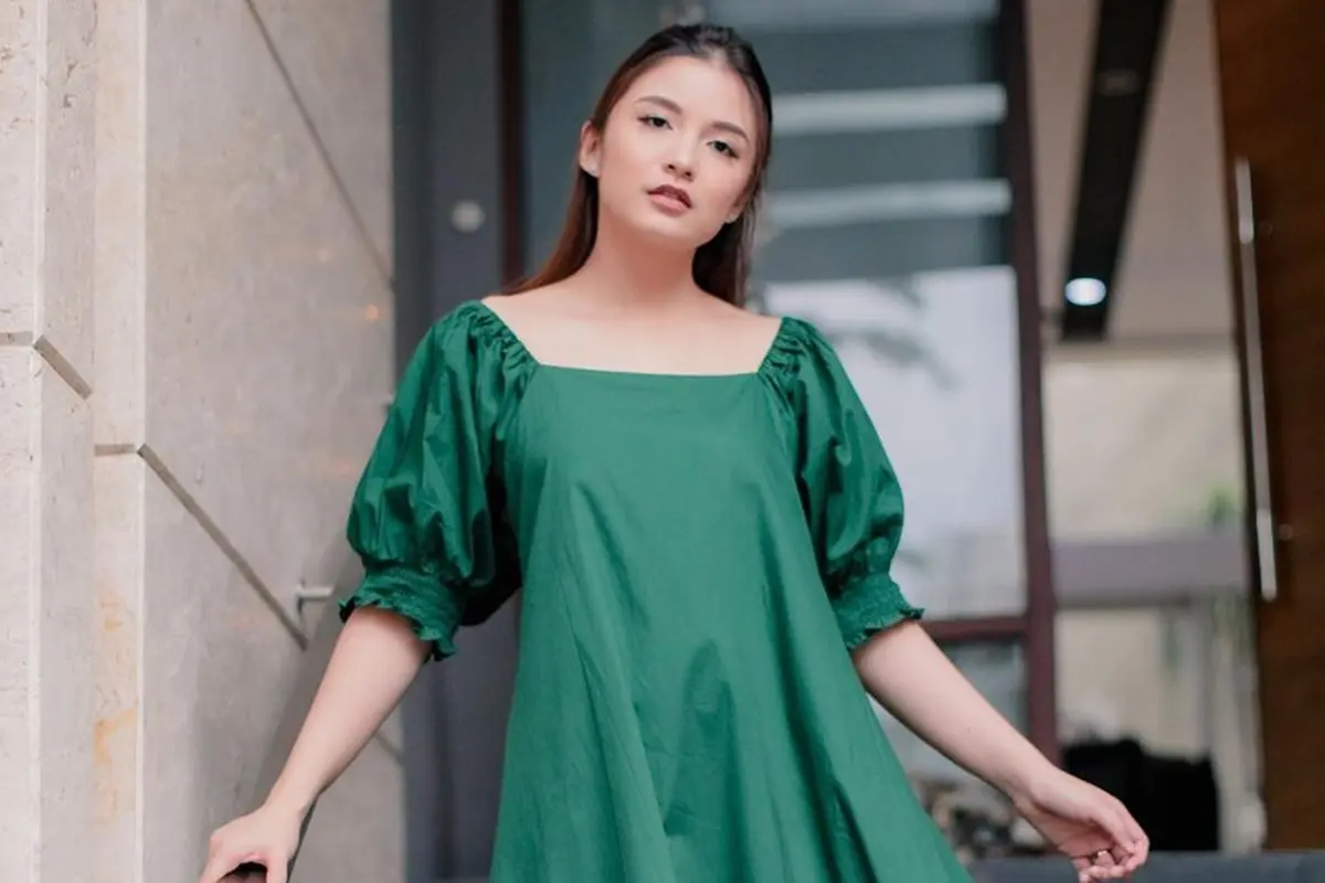 FOTO: Gaya Chelsea Olivia Pakai Simple Dress, Menawan
