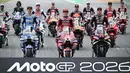 (dari kiri ke kanan baris depan) Pembalap MotoGP Spanyol dari tim BK8 Gresini Racing MotoGP, Alex Marquez; pembalap MotoGP Spanyol dari tim Ducati Lenovo, Marc Marquez; dan pembalap MotoGP Italia dari tim Aprilia Racing, Marco Bezzecchi berpose di Sirkuit Internasional Buriram, Thailand pada Kamis 26 Februari 2026. Awal perburuan gelar juara dunia MotoGP 2026 dimulai. (Lillian SUWANRUMPHA/AFP)