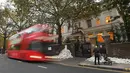 Pejalan kaki mengambil gambar tumpukan lengan manekin di depan pintu masuk Kedutaan Besar (Kedubes) Rusia di London, Kamis (3/11). Pengunjuk rasa menumpuk sekitar 800 bagian lengan manekin sebagai bentuk protes terhadap Moskow. (REUTERS/Toby Melville)