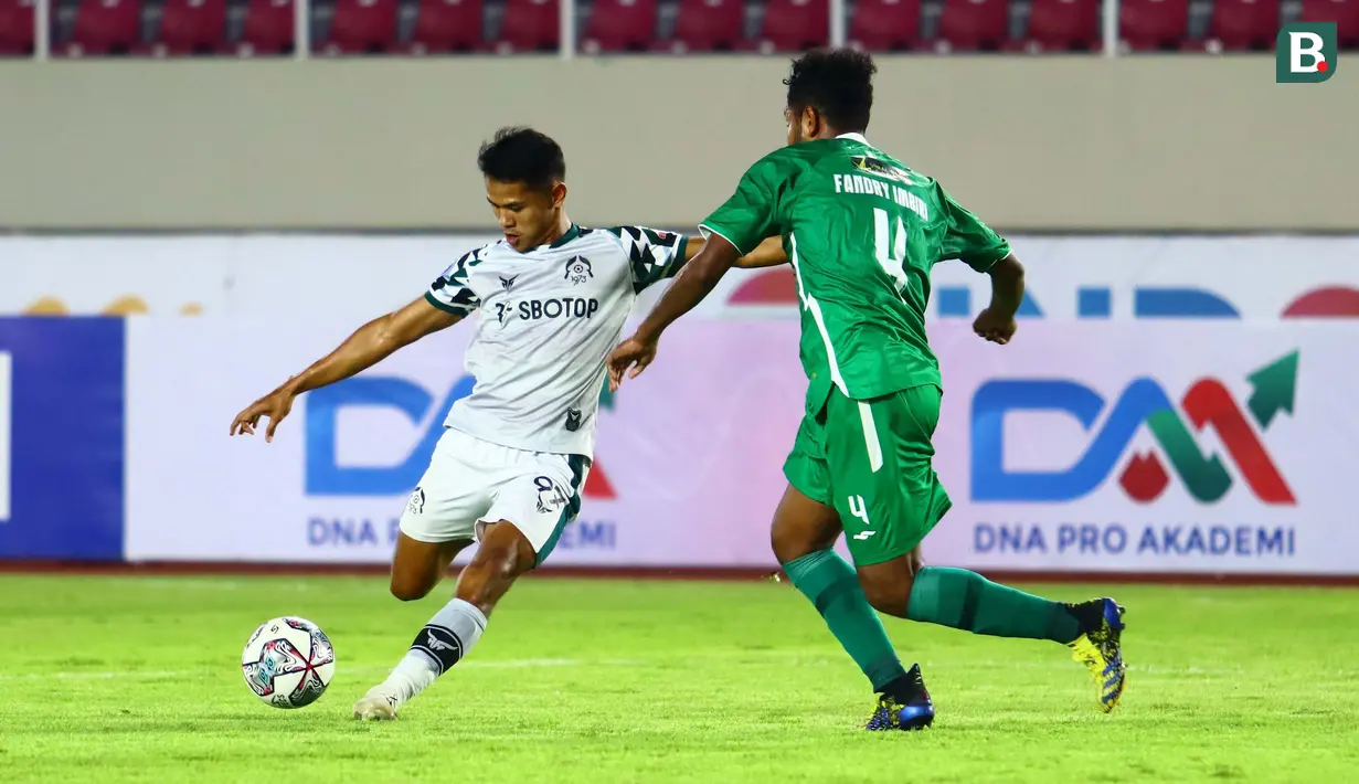 Pemain Persikabo 1973 Muhammad Dimas Drajad (kiri) menendang bola dijaga ketat pemain PSS Sleman Fandry Imbiri dalam pertandingan lanjutan pekan ke-11 BRI Liga 1. PSS unggul 3-2 atas Persikabo 1973.(Bola.com/Nandang Permana)