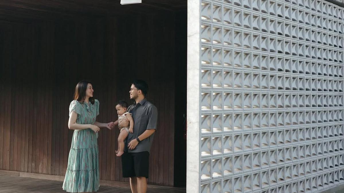 Gaya Santai Aaliyah Massaid Momong Anak di Bali, Tampil Manis Pakai Dress Rp4,6 Juta