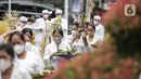 Umat Hindu membawa sesaji saat mengikuti upacara Tawur Agung Kesanga di Pura Amerta Jati, Cinere, Depok, Rabu (2/3/2022).  Upacara Tawur Agung Kesanga itu sebagai penyucian diri guna memperingati Hari Raya Nyepi Tahun Baru Saka 1944. (Liputan6.com/Faizal Fanani)