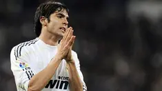Kekecewaan bintang Real Madrid, Kaka, di laga babak 32 besar Copa del Rey melawan AD Alcorcon di Santiago Bernabeu, 10 November 2009. Madrid kalah agregat 1-4. AFP PHOTO / JAVIER SORIANO 