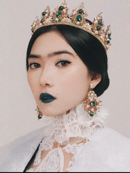 Hadiri acara kompetisi bernyanyi, Isyana kembali tampil bergaya gothic dengan dress hitam berpotongan klasik yang elegan. Dress keluaran brand Tory Burch ini memiliki sedikit sentuhan warna putih pada ujung kerah. (Instagram/isyanasarasvati).