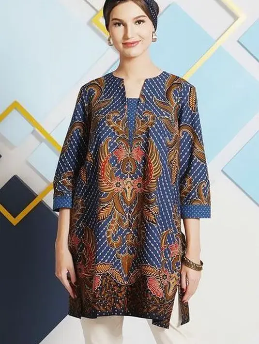 Kombinasi blouse batik yang dipadukan dengan  turban membuat look makin modis. (Instagram/danarhadi_id).