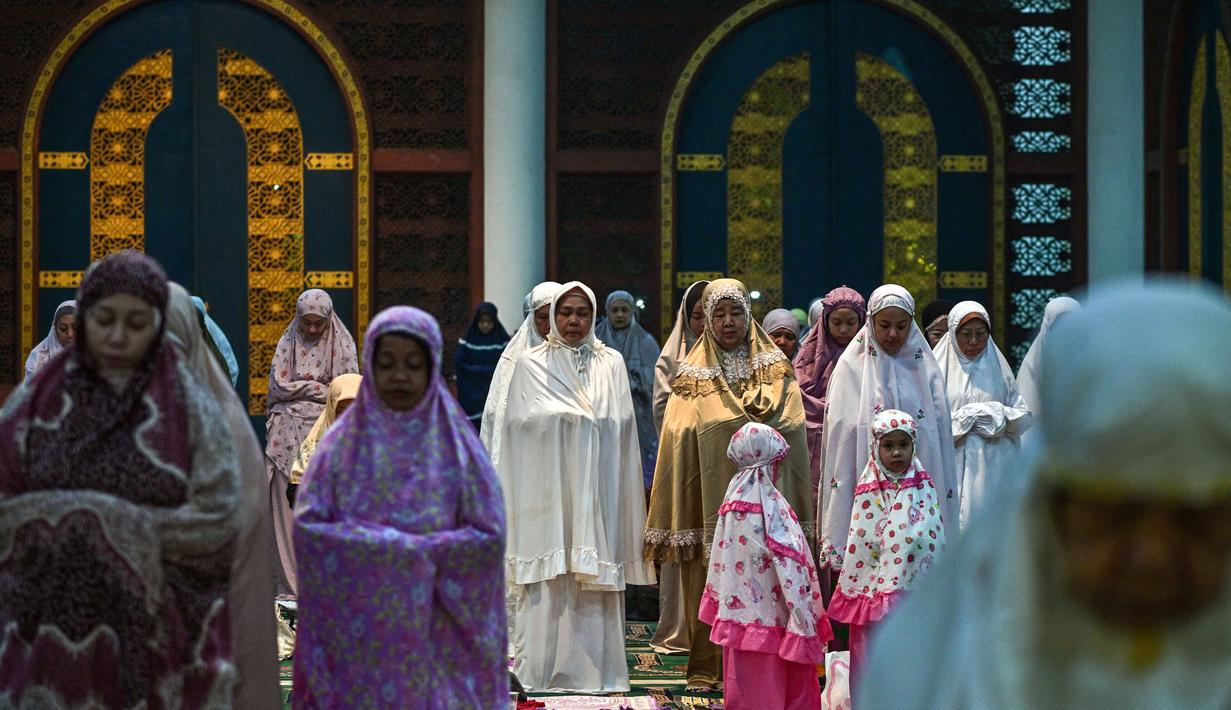 Rangkaian salat tarawih dimulai tepat setelah melaksanakan salat Isya. Tampak dalam foto, umat Muslim saat melaksanakan salat Tarawih perdana di bulan suci Ramadan 1447 Hijriah di Masjid Al Akbar, Surabaya, Jawa Timur, pada Rabu 18 Februari 2026. (JUNI KRISWANTO/AFP)