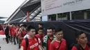 Suporter Timnas Indonesia mengantre masuk saat berada di Stadion Nasional, Singapura, Jumat (9/11). Indonesia akan melawan Singapura pada laga Piala AFF 2018. (Bola.com/M. Iqbal Ichsan)