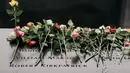Mawar diletakkan atas plakat bertuliskan nama-nama korban pengeboman World Trade Center 1993 pada upacara peringatan di New York, Rabu (26/2/2020). 27 tahun lalu teroris meledakkan bom di sebuah garasi parkir WTC yang menewaskan enam korban. (Scott Heins/Getty Images/AFP)