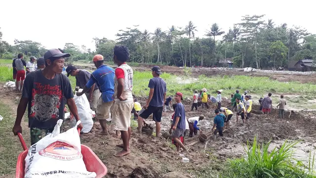Tanggul Sungai Cimeneng, Bulaksari, Bantarsari, Cilacap, jebol di lima titik. (Foto: Liputan6.com/Muhamad Ridlo)