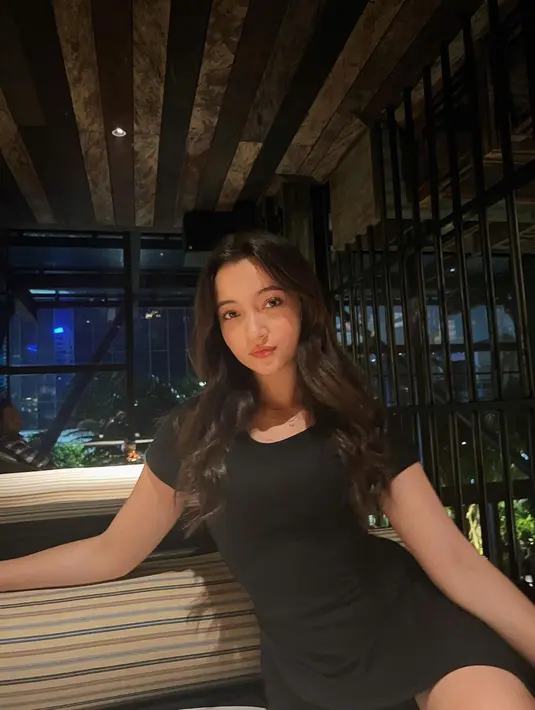 Penampilan Megan Domani dengan simpel dress ini juga tak lepas dari sorotan netizen. Dirinya terlihat begitu menawan dengan penampilan yang kasual. (Liputan6.com/IG/@megandomani1410)