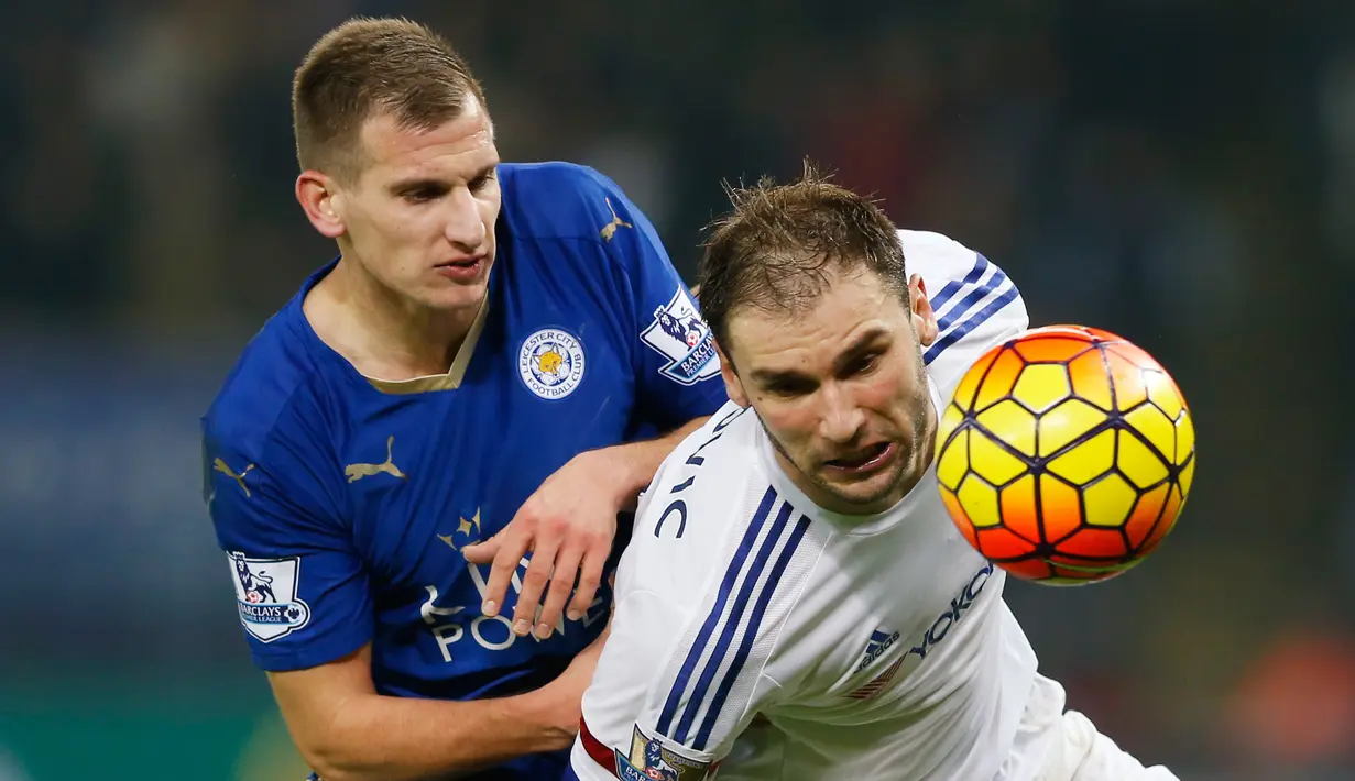 Bek Chelsea, Branislav Ivanovic (kanan) berebut bola dengan gelandang Leicester, Marc Albrighton pada lanjutan liga Inggris di King Power Stadium, Liecester (15/12). Leicester menang atas Chelsea dengan skor 2-1. (Reuters/Carl Recine)