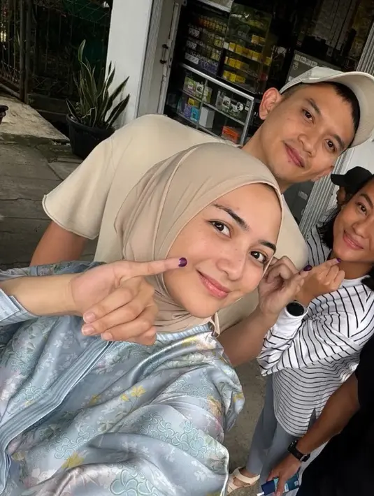 Citra Kirana juga nyoblos bersama suaminya. Citra Kirana Memilih mengenakan atasan baby blue dengan motif bunga. Dipadukan kerudung instan coklat muda.  [@citraciki]