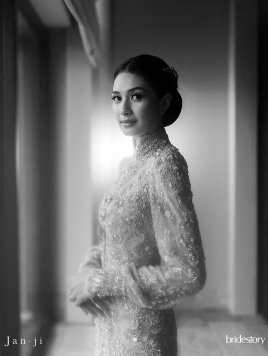 Mikha Tambayong nampak anggun dalam kebaya modifikasi dan kain songket sebagai bawahan [instagram/miktambayong]