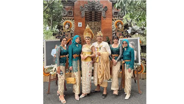 5 Potret Citra Kirana Pakai Kebaya Brokat Hijau Toska di Nikahan Sahabat Artis