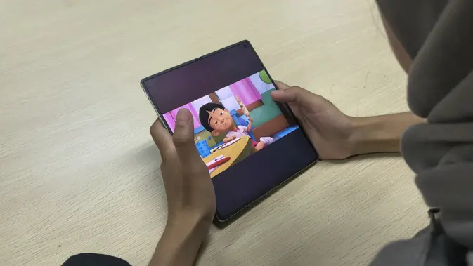 <p>vivo X Fold 5 saat dipakai streaming YouTube. (Liputan6.com/Anka Fergy Agustian)</p>