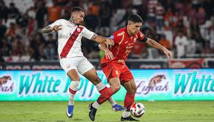 Gelandang tengah Persija, Van Basty Sousa e Silva (kanan) mencoba melewati adangan pemain Persis Solo pada pertandingan pekan ke-30 BRI Super League 2025/2026 di Stadion Utama Gelora Bung Karno (SUGBK), Jakarta, Senin 27 April 2026 malam WIB. (Bola.com/Abdul Aziz)