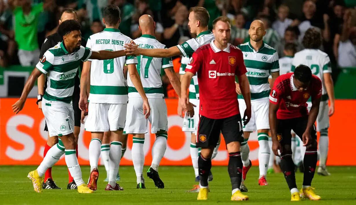 Pemain Omonia merayakan setelah rekan setimnya Karim Ansarifard mencetak gol ke gawang Manchester United pada pertandingan sepak bola Grup E Liga Europa di Stadion GSP, Nicosia, Siprus, 6 Oktober 2022. Manchester United menang 3-2 atas Omonia. (AP Photo/Petros Karadjias)