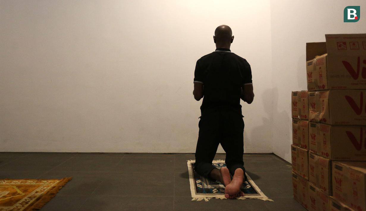 <p>Legenda sepak bola Prancis, Eric Abidal berdoa setelah melakukan Salat Magrib sebelum kegiatan BRImo Future Garuda di Lapangan BRILiaN Stadium, Jalan Fatmawati Raya, Jakarta, Selasa (30/05/2023). (Bola.com/Bagaskara Lazuardi)</p>