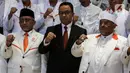 Bakal calon presiden 2024-2029 yang diusung PKS, Anies Rasyid Baswedan (tengah) berpose bersama Presiden PKS Ahmad Syaikhu (kiri), dan Bendahara Umum Mahfudz Abdurrahman (kiri) usai pembacaan hasil keputusan Musyawarah Majelis Syuro VIII PKS di Jakarta, Kamis (23/2/2023). PKS secara resmi mendukung Anies Baswedan sebagai bakal calon presiden tahun 2024-2029. (Liputan6.com/Johan Tallo)