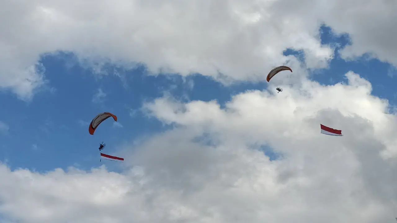 Pengibaran Bendera Merah Putih di Langit Bali