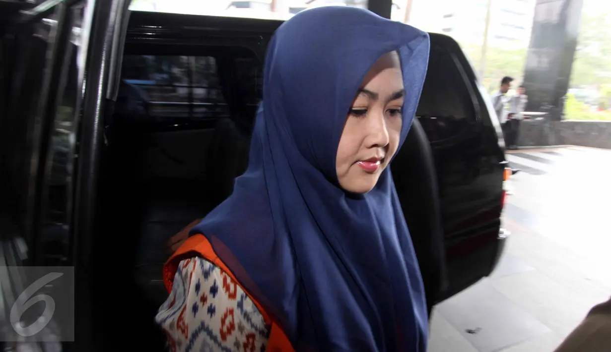 Istri Bupati Empat Lawang Suzanna Budi Antoni tiba di Gedung KPK, Jakarta, Rabu (22/7). KPK memeriksa Bupati Empat Lawang beserta istri Suzana Budi Antoni yang sudah menjadi tersangka dugaan suap kepada Akil Mochtar. (Liputan6.com/Helmi Afandi)