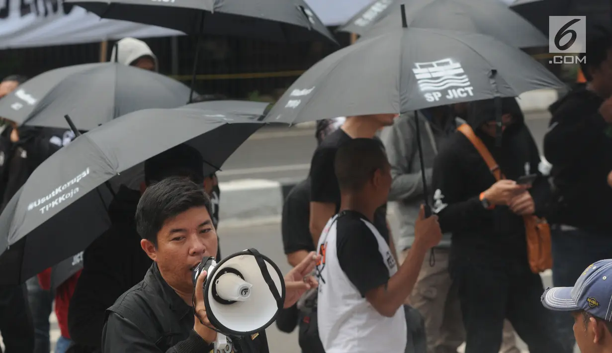 Massa Serikat Pekerja JICT dan FPPI berorasi saat berunjuk rasa di depan Gedung KPK, Jakarta, Selasa (18/12). Massa mendesak KPK mengusut tuntas dugaan korupsi perpanjangan kontrak JICT kepada investor Hong Kong, Hutchison Port. (Merdeka.com/Dwi Narwoko)