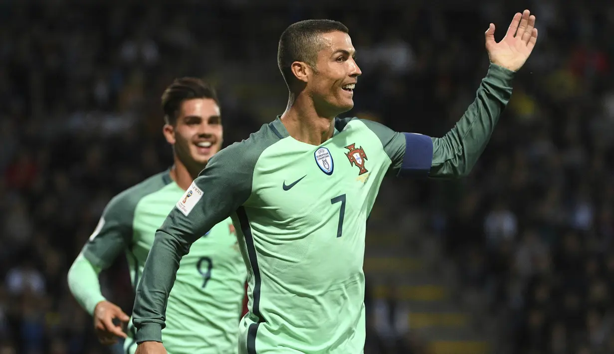 Bintang Portugal, Cristiano Ronaldo, merayakan gol yang dicetaknya ke gawang Latvia pada laga kualifikasi Piala Dunia 2018 di Stadion Skonto, Riga, Jumat (9/6/2017). Latvia kalah 0-3 dari Portugal. (AP/Roman Koksarov)