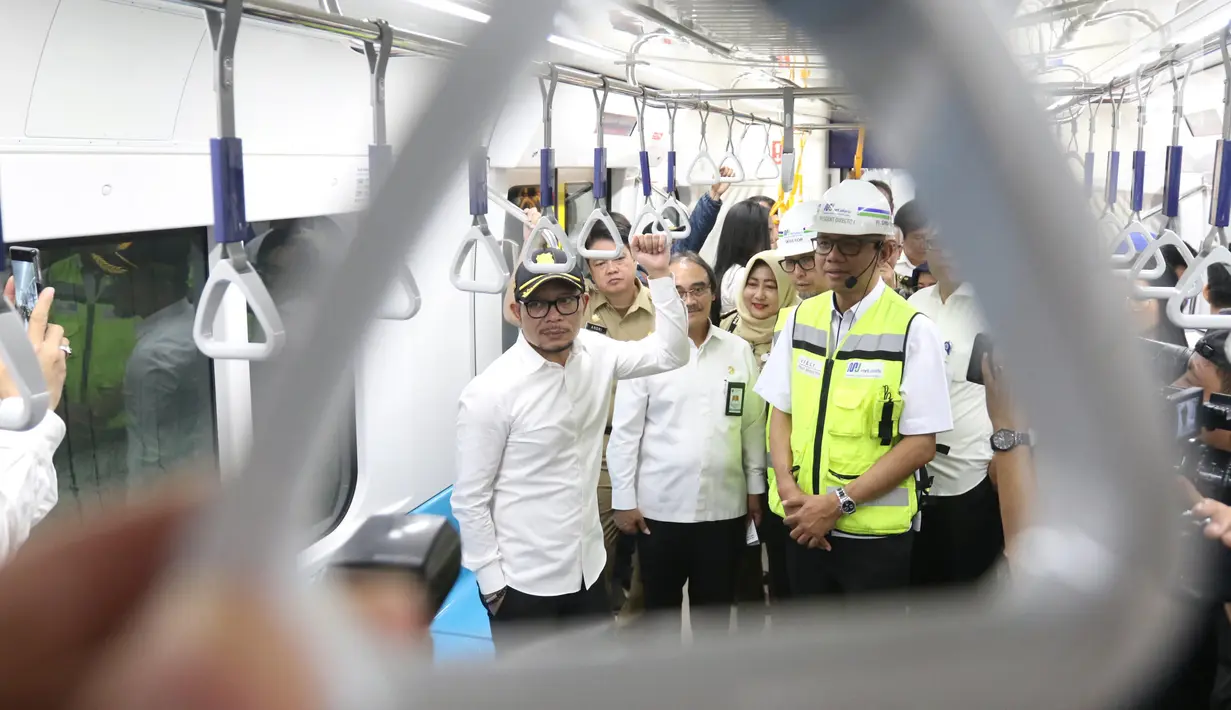 Menaker Hanif Dhakiri didampingi Direktur Utama PT MRT William Sabandar menjajal MRT dari Stasiun Bundaran HI, Jakarta, Senin (25/2). Hanif mencoba MRT untuk melihat progres pengoperasian yang sudah mencapai 99%. (Liputan6.com/Angga Yuniar)