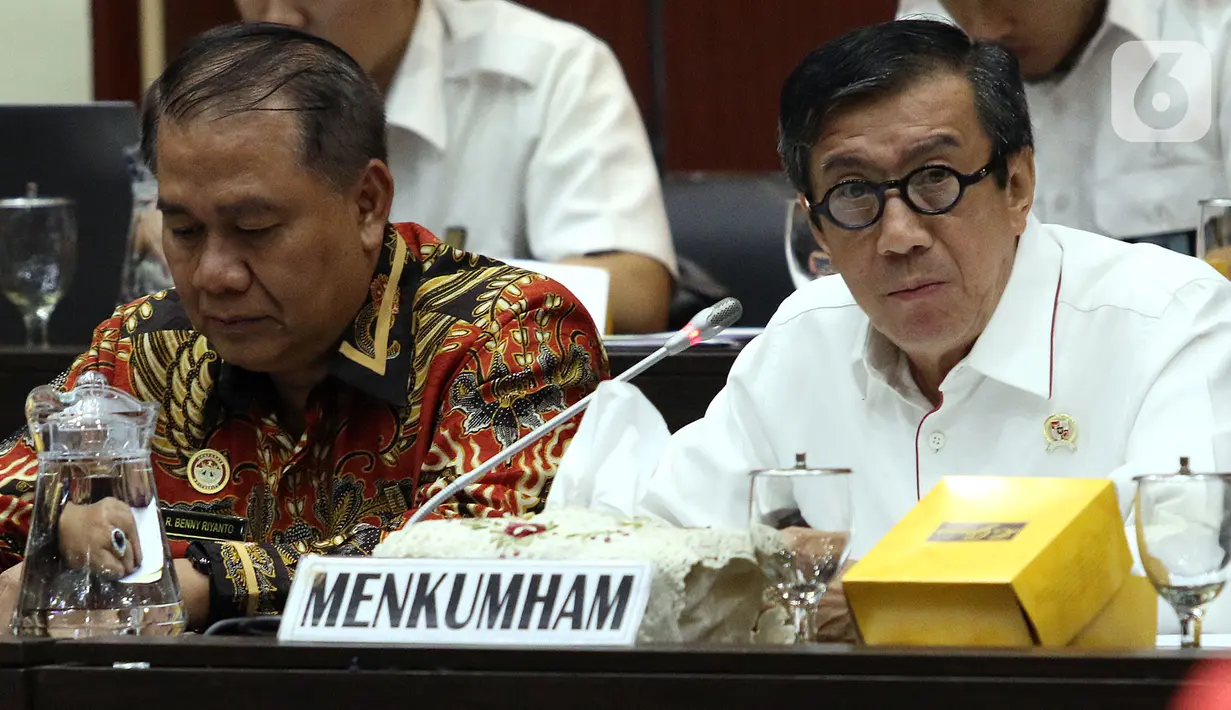 Menkum HAM Yasonna Laoly (kanan) mengikuti Rapat Kerja dengan Badan Legislasi DPR di Senayan, Jakarta, Rabu (4/12/201). Rapat membahas sejumlah rancangan undang-undang (RUU) yang menjadi program legislasi nasional (prolegnas) 2019-2024 maupun RUU prolegnas prioritas 2020. (Liputan6.com/Johan Tallo)