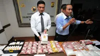 Direktur Resnarkoba Polda Metro Jaya, Kombes Pol Eko Daniyanto (kanan) memberikan sejumlah keterangan terkait pengungkapan kasus narkoba sejak September hingga Oktober 2014 di Mapolda Metro Jaya, Kamis (13/11/2014). (Liputan6.com/Helmi Fithriansyah)