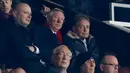 Mantan Pelatih MU, Sir Alex Ferguson menyaksikan pertandingan MU berhadapan West Ham United di perempat final Piala Liga (EFL Cup) di Stadion Old Trafford, Inggris, (1/12). MU menang telak atas West Ham dengan skor 4-1. (Reuters/Jason Cairnduff)