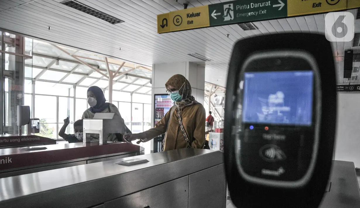 Calon penumpang Light Rail Transit (LRT) Jakarta memindai kartu saat memasuki Stasiun Velodrome, Rawamangun, Kamis (24/3/2022). Pemprov mengusulkan kepada DPRD DKI Jakarta terkait penetapan tarif integrasi transportasi Transjakarta, MRT dan LRT Jakarta sebesar Rp 10.000 (merdeka.com/Iqbal S Nugroho)