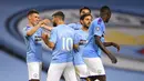 Para pemain Manchester City merayakan gol yang dicetak oleh Phil Foden ke gawang Arsenal pada laga Premier League di Stadion Etihad, Rabu (17/6/2020). Manchester City menang 3-0 atas Arsenal. (AP/Laurence Griffiths)