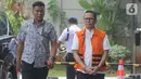 Mantan Kabid Perikanan Tangkap DKP Provinsi Kepri, Budi Hartono tiba untuk pemeriksaan di Gedung KPK, Jakarta, Selasa (29/10/2019). Budi Hartono diperiksa dalam kasus dugaan suap izin prinsip dan lokasi pemanfaatan laut serta proyek reklamasi di Kepulauan Riau. (merdeka.com/Dwi Narwoko)