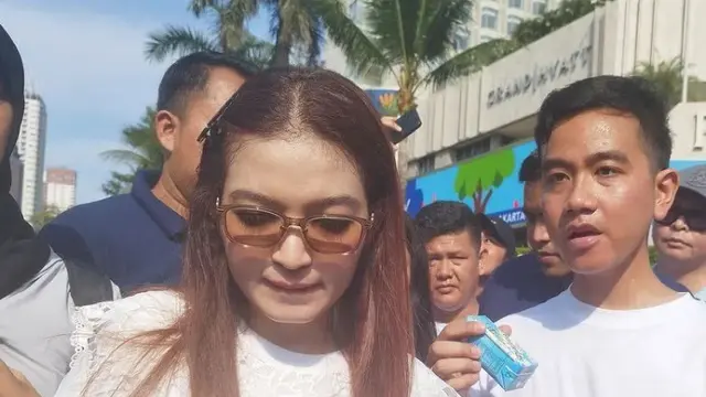 Adu Gaya Selvi Ananda dan Erina Gudono saat Blusukan Kampanye