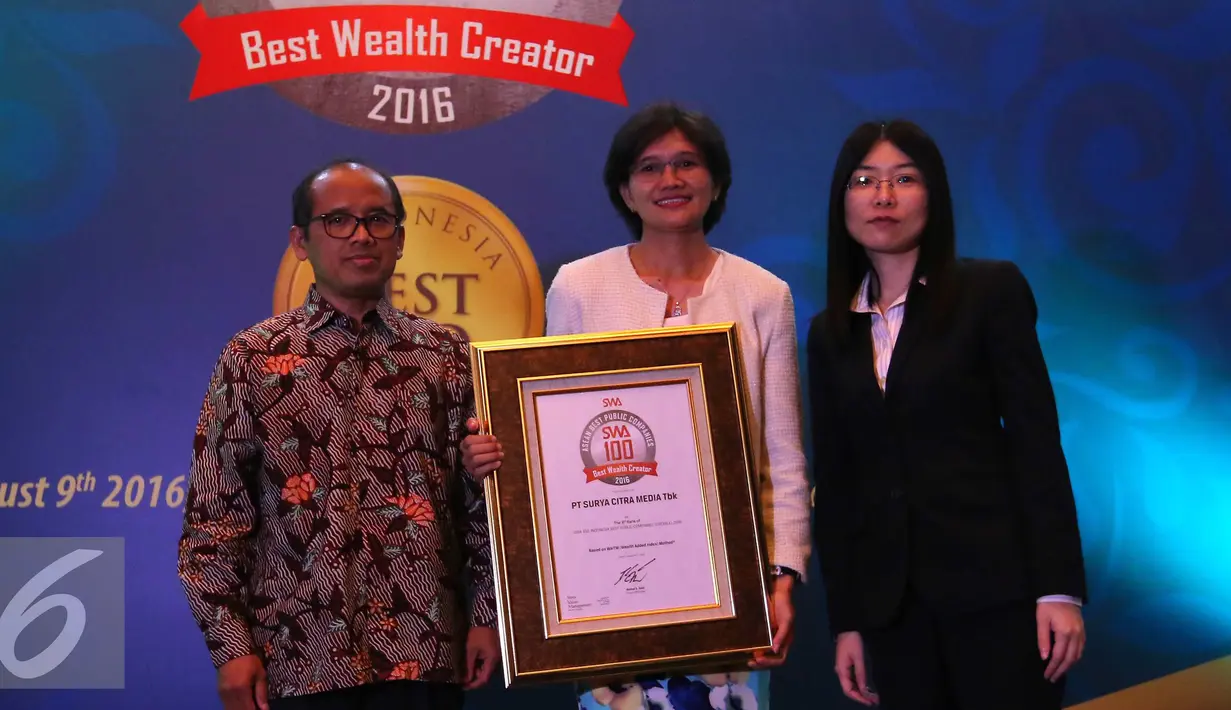 Head of Corporate Communication and Relation Irnawati W. Kahardja (tengah) saat mewakili PT Surya Citra Media Tbk (SCM) menerima penghargaan dalam Asean Best Public Companies SWA 100 di Jakarta, Selasa (9/8). (Liputan6.com/Angga Yuniar)