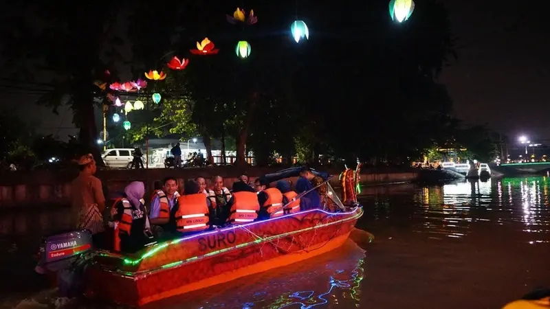 Potret Wisata Perahu Sungai Kalimas Surabaya (sumber: humassurabaya)