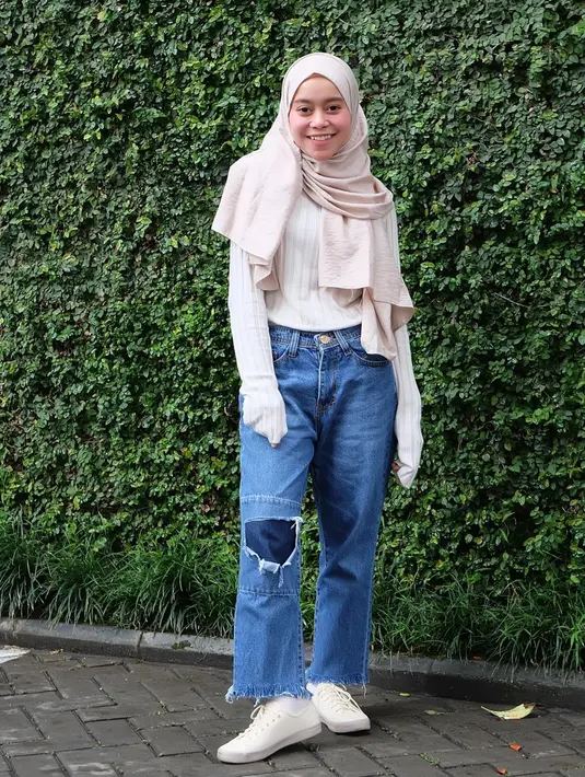 Meski berhijab, akan tetapi Lesty masih bisa tampil modis sesuai dengan usianya saat ini. Lesty juga sering menggunakan pakaian dengan warna pastel. (Liputan6.com/IG/@lestykejora)