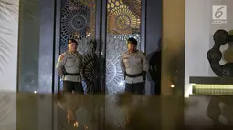 Dua aparat kepolisian Brimob berjaga di depan pintu rumah tersangka Ketua DPR RI Setya Novanto di Jalan Wijaya 13 No 19, Jakarta Selatan, Rabu (15/11). (Liputan6.com/Johan Tallo)