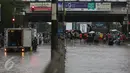 Hujan yang turun sejak dini hari menyebabkan Jalan Gunung Sahari, Jakarta Pusat, terendam banjir, Selasa (21/2). Banjir setinggi pinggang orang dewasa menyebabkan terputusnya sejumlah akses jalan untuk kendaraan bermotor. (Liputan6.com/Faizal Fanani)