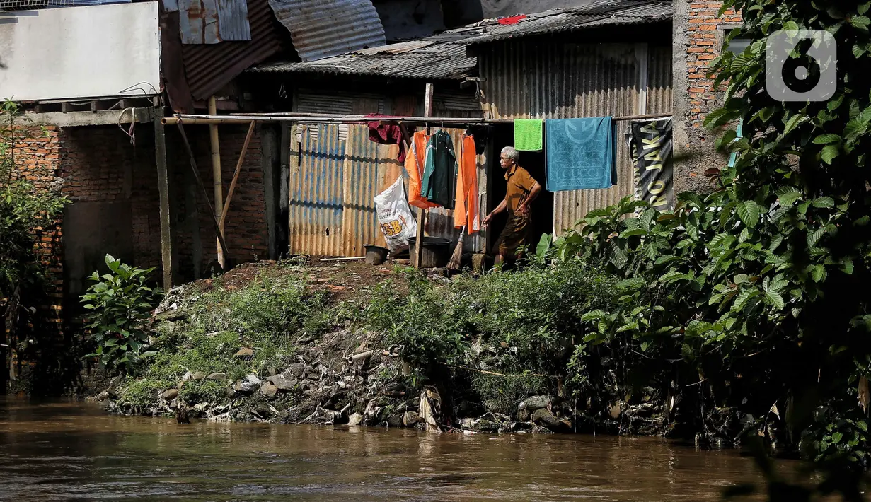 Untuk diketahui, dari rencana normalisasi Sungai Ciliwung sepanjang 33,69 kilometer, baru sekitar 17,17 kilometer yang telah diselesaikan. (Liputan6.com/Angga Yuniar)