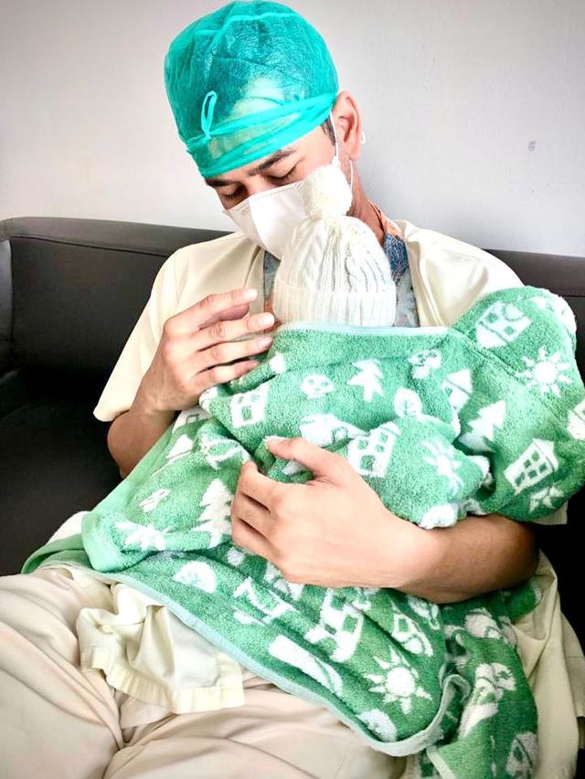 Peluk Putranya yang Baru Lahir, Raffi Ahmad: Tambah Lagi Jagoan Papa. (instagram.com/raffinagita1717)